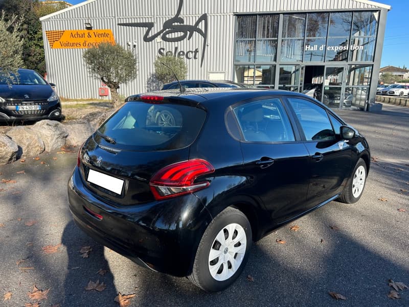 PEUGEOT 208 photo 2