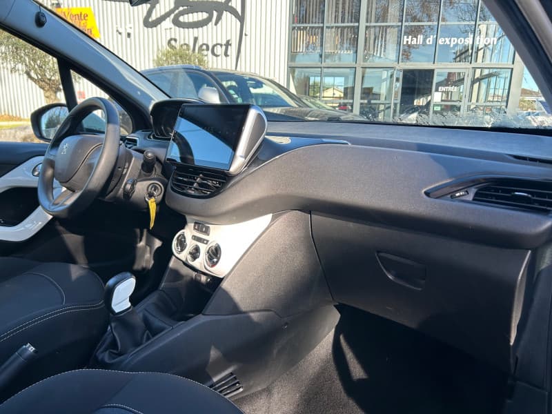 PEUGEOT 208 photo 3