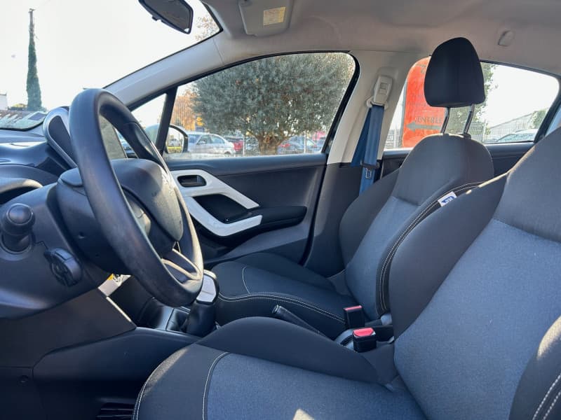 PEUGEOT 208 photo 7