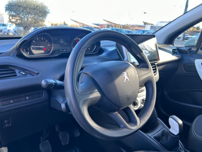 PEUGEOT 208 photo 8