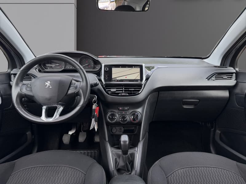 PEUGEOT 208 photo 2