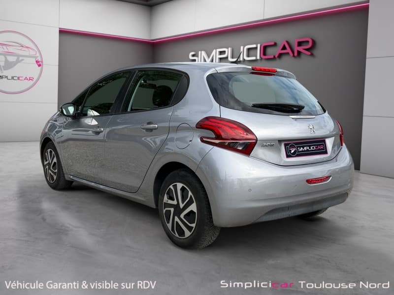 PEUGEOT 208 photo 3
