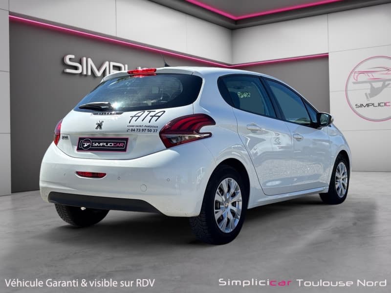 PEUGEOT 208 photo 2