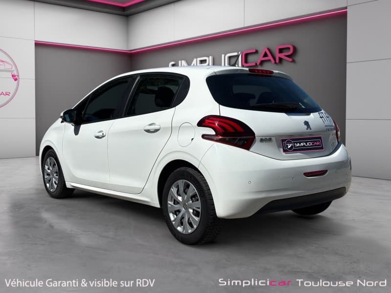 PEUGEOT 208 photo 8
