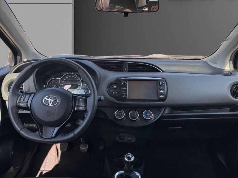 TOYOTA YARIS photo 2