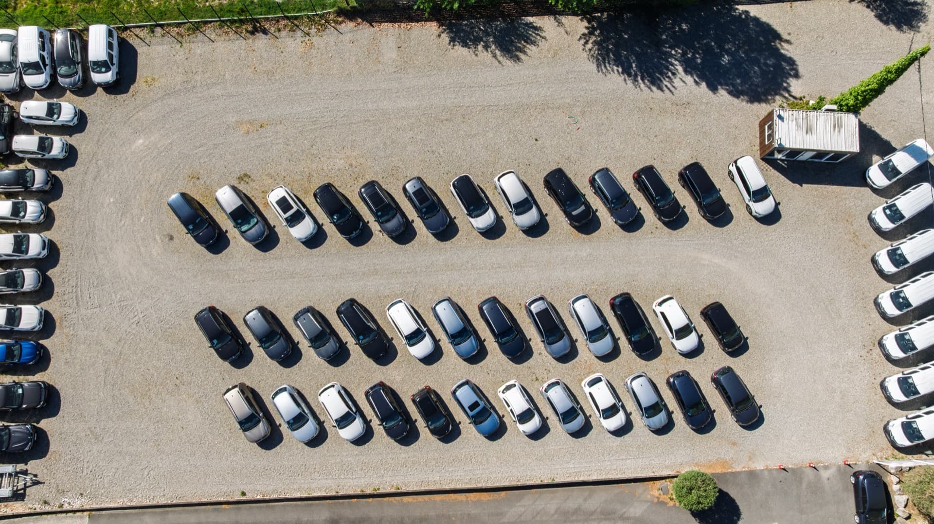 Stock de véhicules d'occasion multimarques de la concession VSA à Fenouillet, vu du ciel