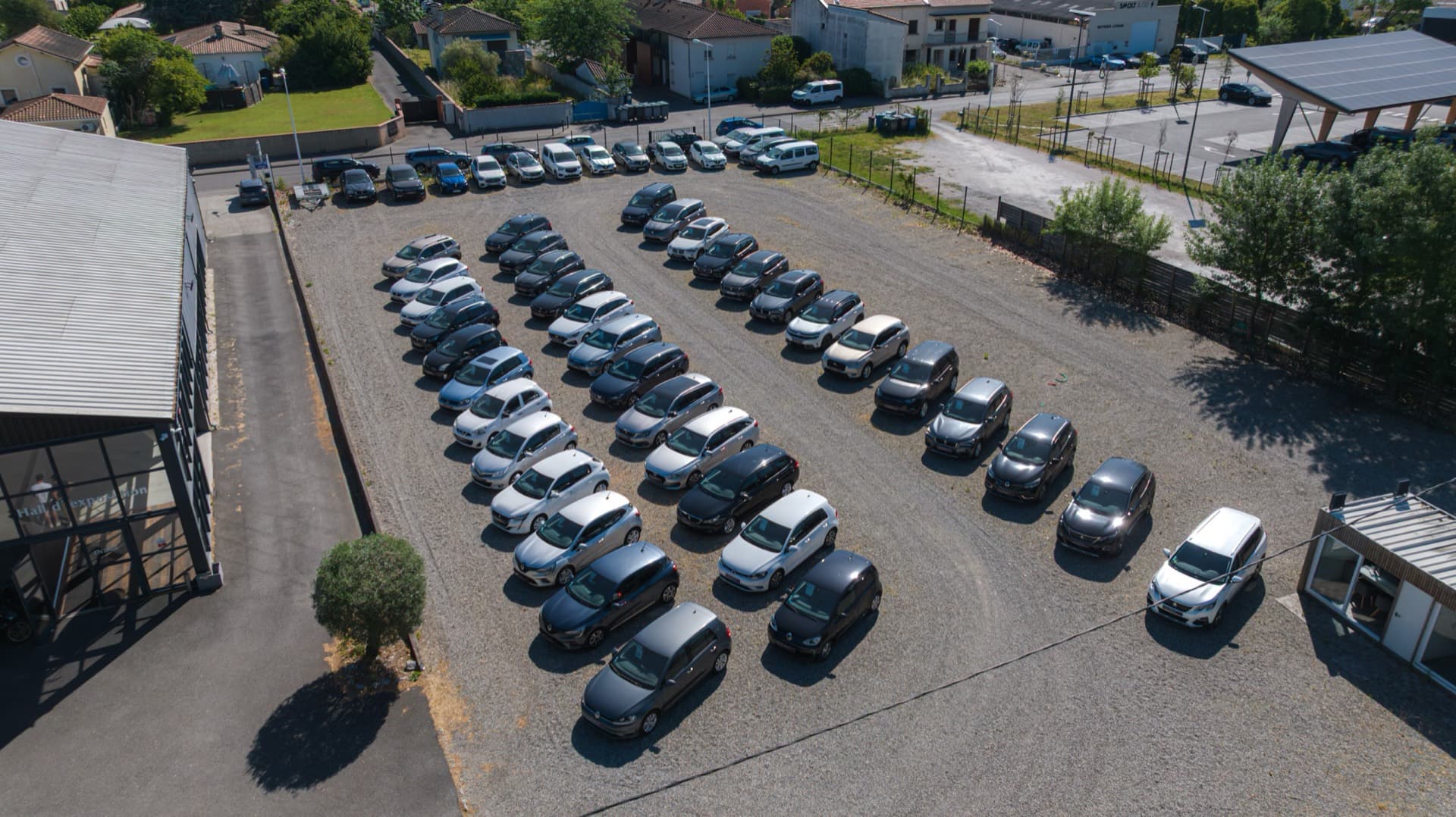 Vue aérienne de la concession VSA à Fenouillet, spécialiste du véhicule d'occasion près de Toulouse