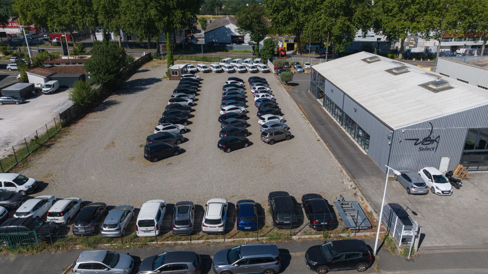 Bâtiment et extérieurs de la concession VSA à Fenouillet