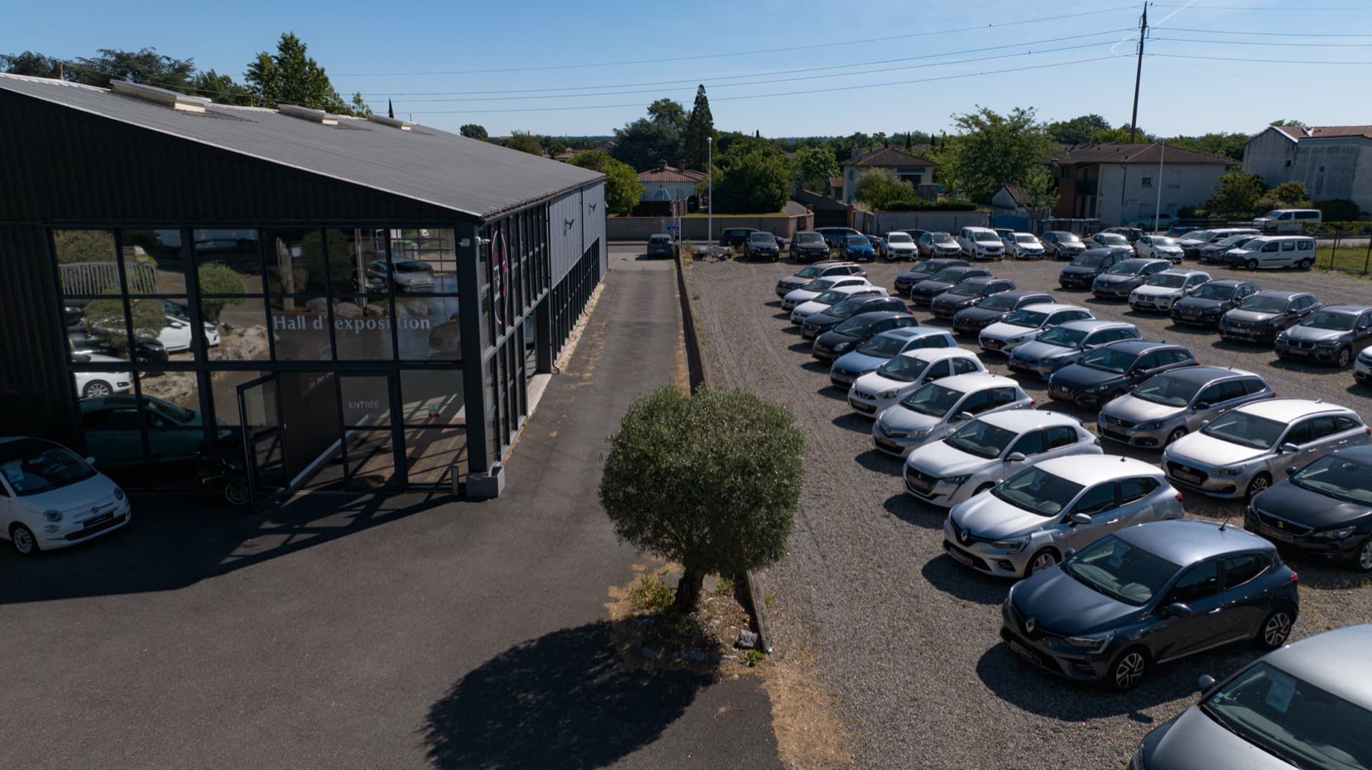 Vue d'ensemble de la concession automobile VSA près de Toulouse