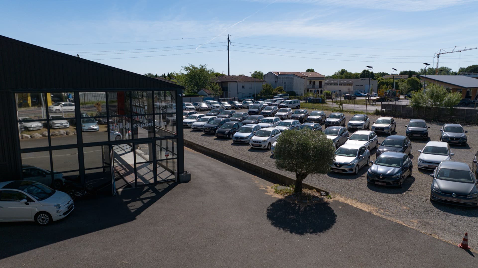 Vue aérienne de la concession VSA à Fenouillet : showroom et parc de véhicules d'occasion